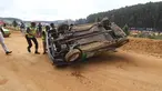 Seorang polisi dan petugas mobil balap bergegas menuju mobil yang terbalik, sebelum kecelakaan lain yang menewaskan beberapa orang di Diyatalawa, Sri Lanka, Minggu (21/4/2024). (AP Photo)