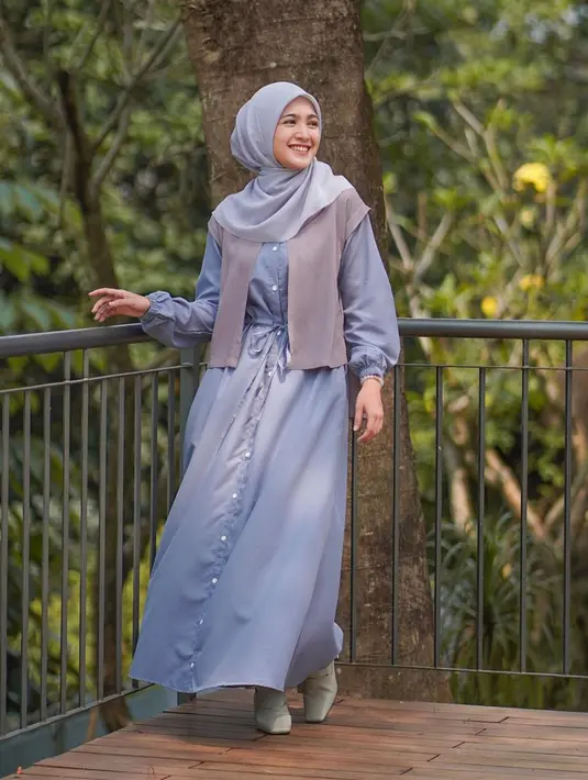 Upgrade gaya dengan padu padan gamis dan vest seperti look Cut Syifa satu ini.  [Foto: IG/cutsyifaa].