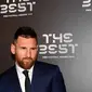 Bintang Barcelona, Lionel Messi, saat menerima penghargaan pemain terbaik FIFA 2019 di Milan, Senin (23/9). Lionel Messi mengalahkan kandidat lainya yaitu Cristiano Ronaldo dan Virgil Van Dijk. (AFP/Tiziana Fabi)