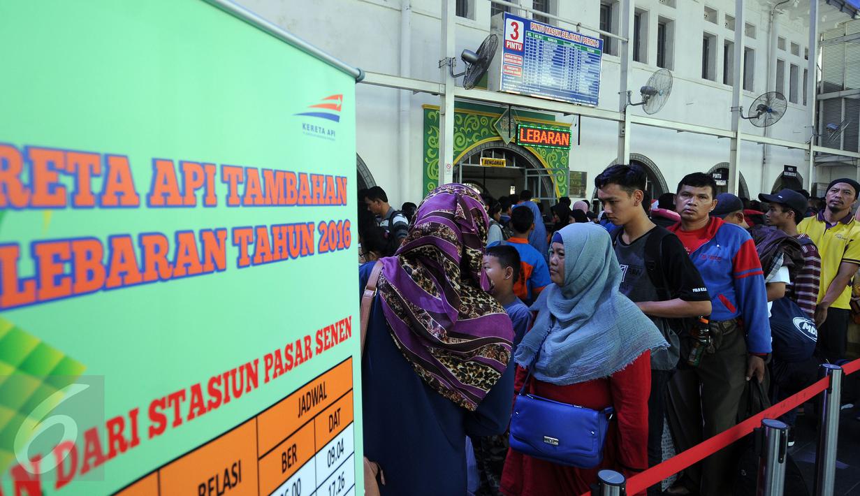 Sejumlah pemudik antre untuk masuk ruang tunggu penumpang di Stasiun Senen Jakarta, Sabtu (2/7). Ribuan pemudik kembali memadati Stasiun Senen untuk berangkat menuju kota kota di pulau Jawa. (Liputan6.com/Helmi Fithriansyah)