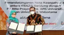 Dirut PT Alita Praya Mitra Teguh Prasetya dan Rektor ITENAS Bandung Meilinda Nurbanasari usai menandatangani naskah kerjasama di Bandung, Rabu (19/1/2022). Kolaborasi ini diharapkan bisa mempercepat pembangunan infrastruktur digital dengan bantuan dari mahasiswa terbaik. (Liputan6.com/HO/Alwi)