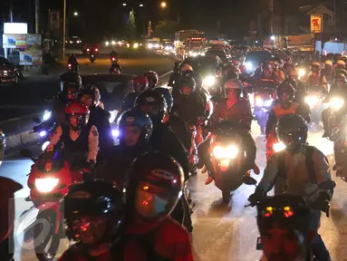 Pemudik sepeda motor memadati jalur simpang Cikalong, Jawa Barat, Jumat (1/7) dini hari. H-5 Lebaran, ratusan pemudik yang menggunakan sepeda motor mulai memadati jalur pantura menuju Jawa Tengah. (Liputan6.com/Angga Yuniar)