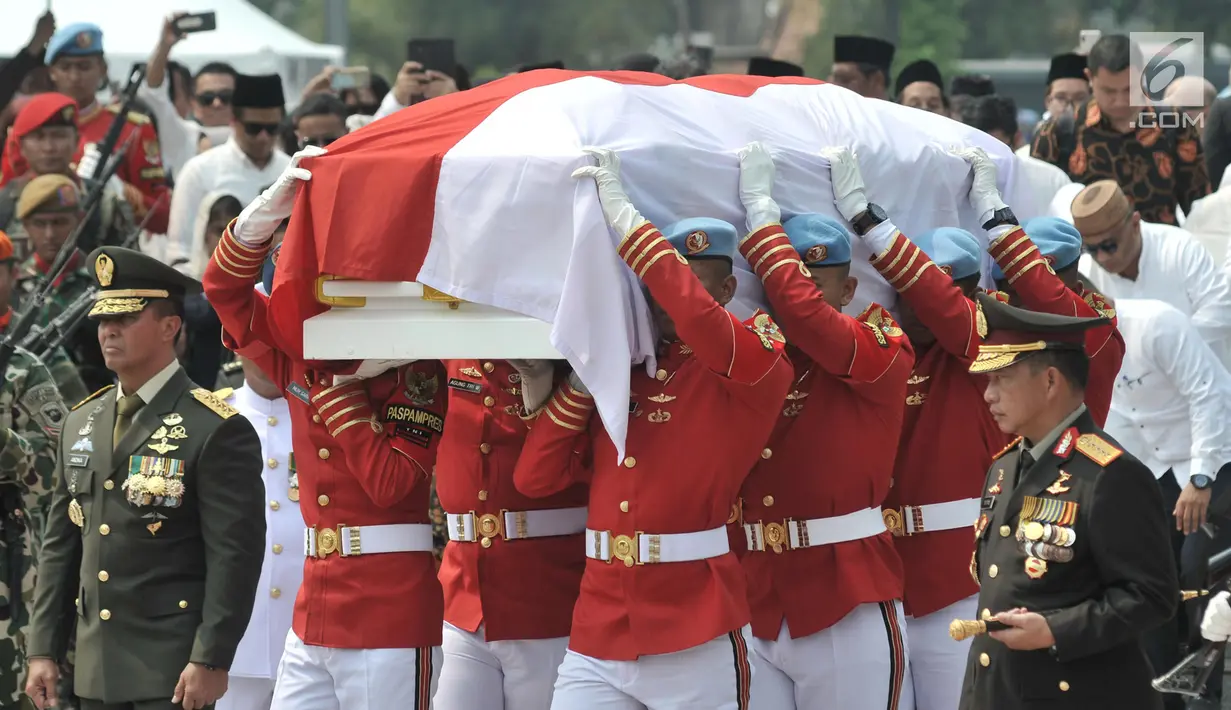 Anggota Paspampres mengusung peti jenazah almarhum Presiden ke-3 RI BJ Habibie menuju liang lahat saat tiba di Taman Makam Pahlawan (TMP) Kalibata, Jakarta, Kamis (12/9/2019). BJ Habibie meninggal pada Rabu (11/9/2019) pukul 18.05 WIB setelah menjalani perawatan di RSPAD. (merdeka.com/Iqbal Nugroho)