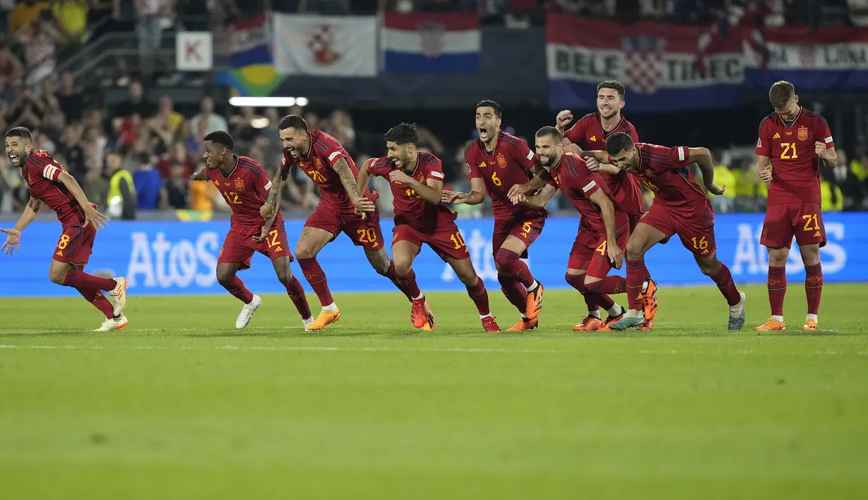 Selebrasi para pemain Timnas Spanyol setelah Dani Carvajal mencetak gol penentu kemenangan atas Kroasia saat adu tendangan penalti pada laga final UEFA Nations League 2022/2023 di De Kuip Stadium, Rotterdam, Senin (19/6/2023) dini hari WIB. Timnas Spanyol menang 5-4 atas Kroasia lewat adu tendangan penalti. (AP Photo/Martin Meissner)