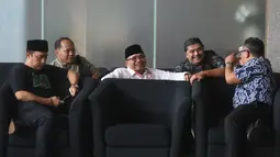 Menteri Agama Yaqut Cholil Qoumas periode 2020-2024 kembali memenuhi pemanggilan tim penyidik Komisi Pemberantasan Korupsi (KPK), Jakarta, Jumat (30/1/2026). Tampak dalam foto, tersangka kasus dugaan korupsi kuota haji, Yaqut Cholil Qoumas (tengah) menanti waktu pemeriksaan di Gedung Merah Putih Komisi Pemberantasan Korupsi (KPK), Jakarta, Jumat (30/1/2026). (merdeka.com/Arie Basuki)