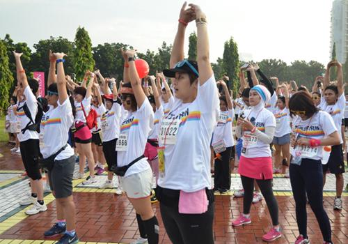 Para peserta melakukan pemanasan | Foto: copyright Vemale.com