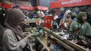 Untuk menarik minat pengunjung berbelanja, beragam merek produk untuk berkegiatan di alam terbuka tersebut berlomba memberikan potongan harga. (Liputan6.com/Herman Zakharia)