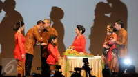 Presiden Keenam RI, Susilo Bambang Yudhoyono memberikan tumpeng perayaanT 40 tahun penikahannya dengan Kristiani Herrawati kepada putra pertamanya, Agus Harimurti Yudhoyono di Jakarta, Sabtu (30/7). (Liputan6.com/Helmi Fithriansyah)