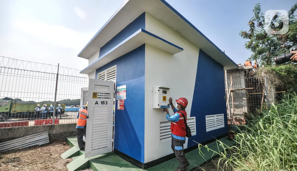 Petugas memeriksa kesiapan pasokan listrik di Sirkuit Formula E, Ancol, Jakarta Utara, Kamis (12/5/2022). Pembangunan gardu sudah mencapai 90 persen dan direncanakan selesai 100 persen pada 25 Mei 2022. (merdeka.com/Iqbal S. Nugroho)