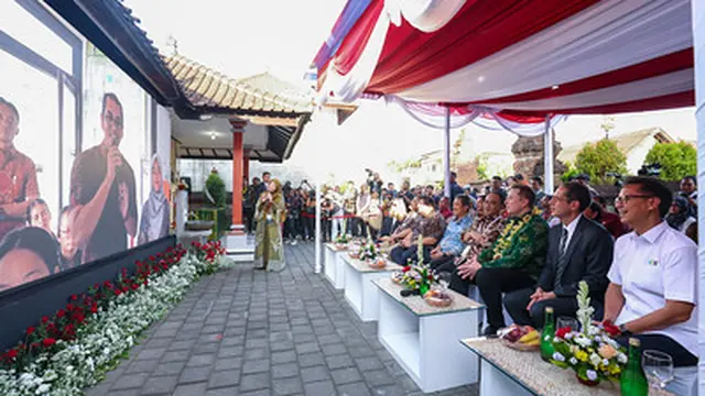 Elon Musk dan Menkes Budi terhubung secara daring dengan kepala salah satu puskesmas.