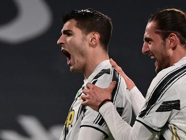 Striker Juventus, Alvaro Morata (kiri) bersama Adrien Rabiot melakukan selebrasi usai mencetak gol ketiga timnya ke gawang Lazio dalam laga lanjutan Liga Italia 2020/21 di Allianz Stadium, Turin, Sabtu (6/3/2021). Juventus menang 3-1 atas Lazio. (AFP/Miguel Medina)