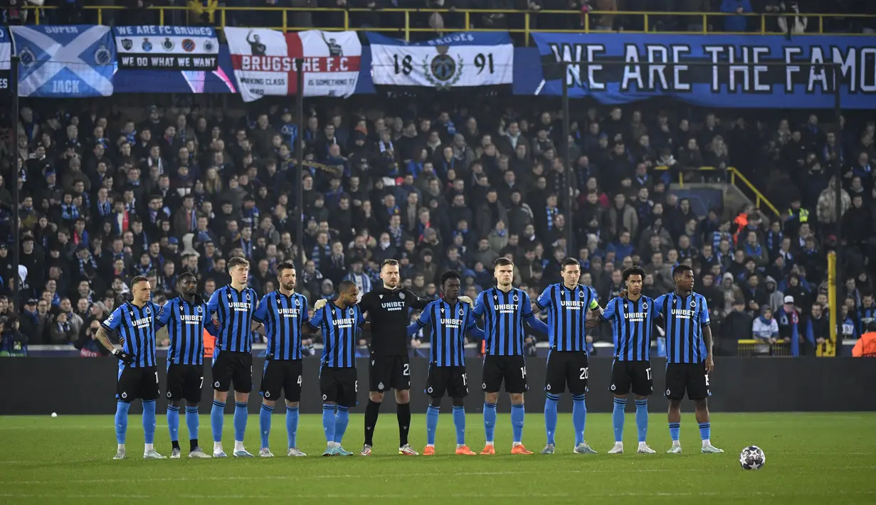 Para pemain mengheningkan cipta selama satu menit untuk para korban gempa di Turki dan Suriah sebelum pertandingan leg pertama babak 16 besar Liga Champions antara Club Brugge dan Benfica di stadion Jan Breydel di Bruges, Belgia, Kamis, 16 Februari 2023. (AP/Geert Vanden Wijngaert)