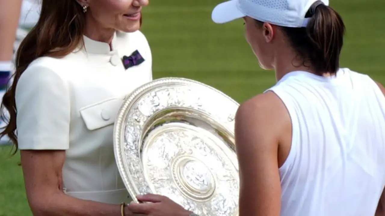 Gaya Berkelas Kate Middleton Serahkan Piala Wimbledon 2025, Simple Tapi Penuh Statement