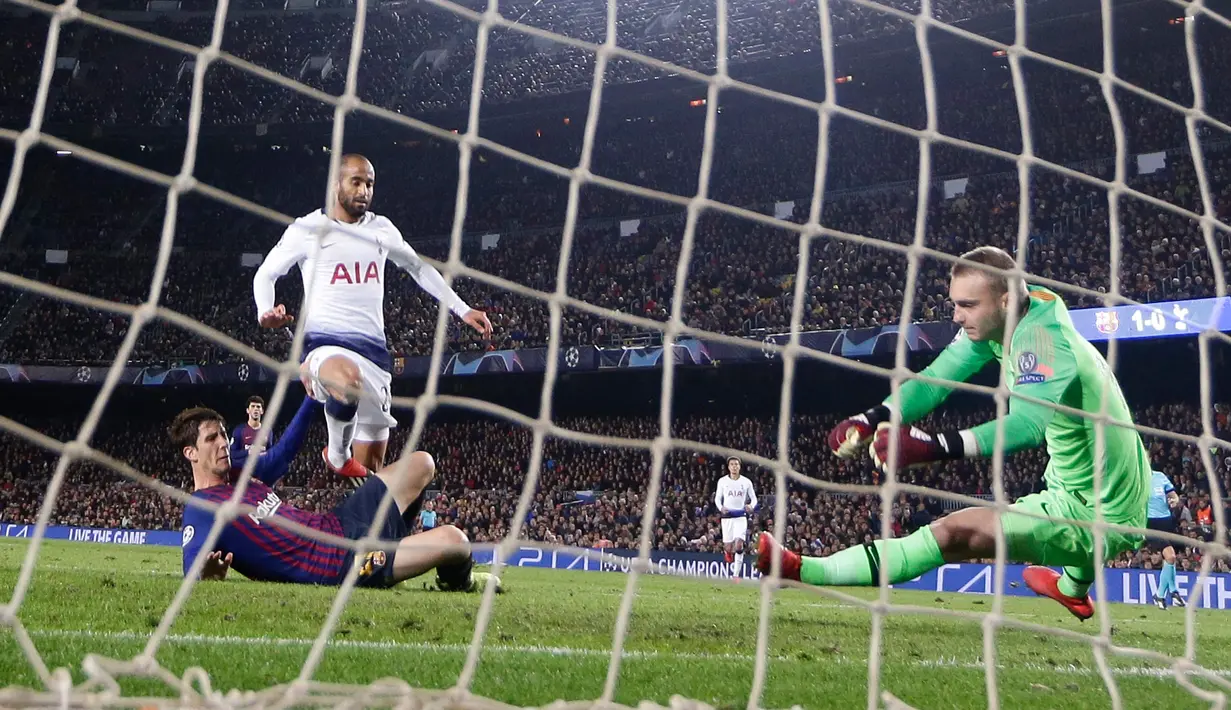 Gelandang Tottenham Hotspur, Lucas Moura (kiri) mencetak gol ke gawang Barcelona pada matchday keenam Grub B Liga Champions di Stadion Camp Nou, Barcelona, Selasa (11/12). Tottenham dan Barcelona lolos ke 16 besar Liga Champions. (AP Photo/Manu Fernandez)