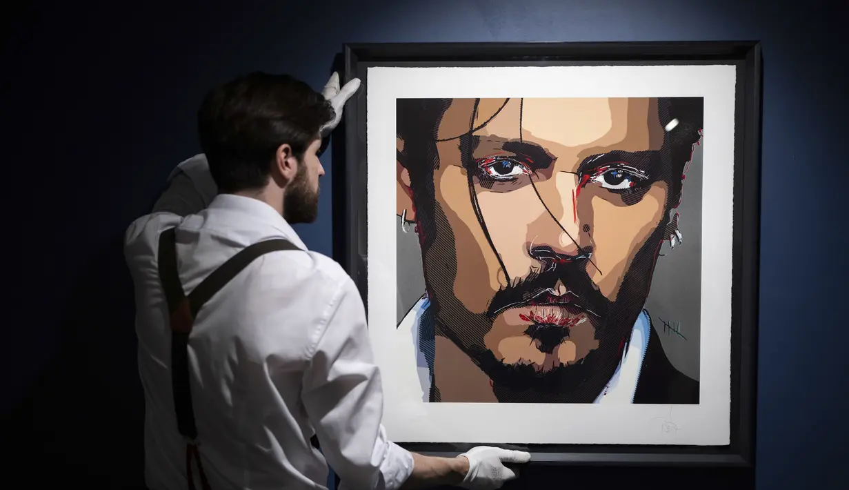 Potret diri aktor Johnny Depp ditampilkan di galeri Castle Fine Art pada Kamis, 20 Juli 2023 di London. (Scott Garfitt/Invision/AP)
