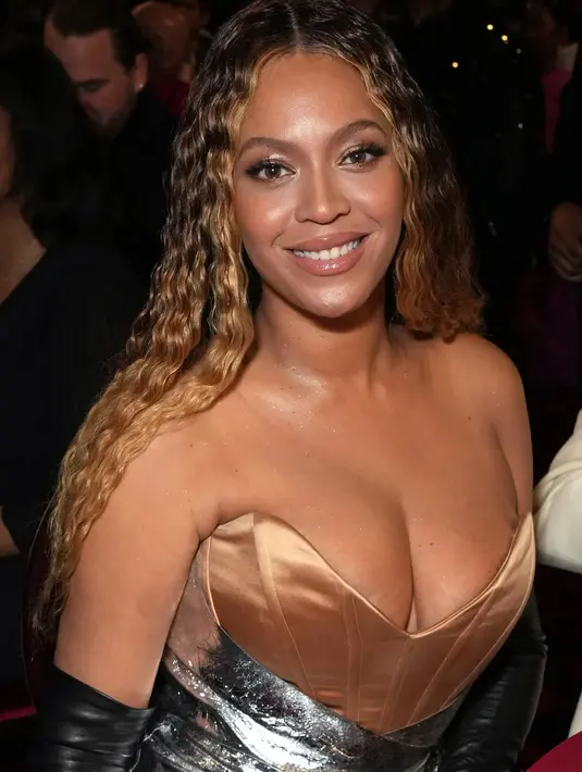 <p>Beyonce tampil sempurna. Dengan rambutnya yang bergelombang, kulitnya yang lembap, dan pancaran riasan yang keemasan, jelas era Renaisansnya masih berlanjut, bukan? Foto: Glamour.</p>