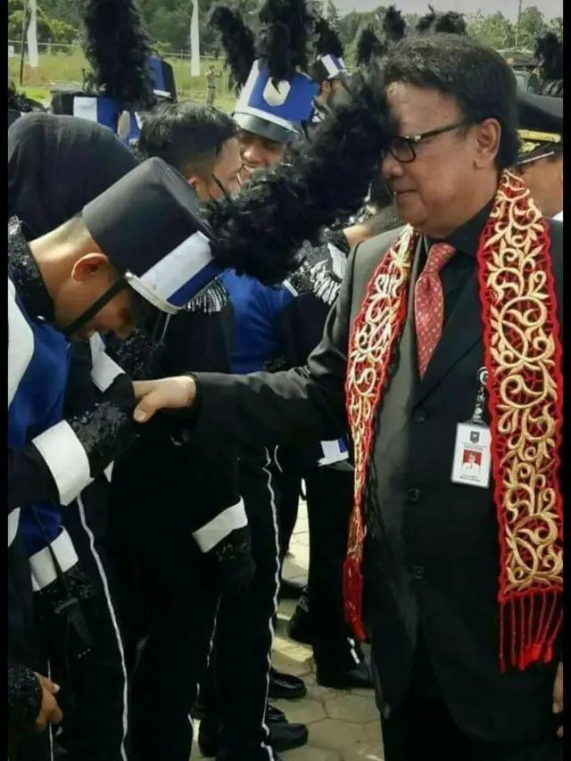 5 Potret Orang Tak Sengaja 'Kecolok' di Acara Pernikahan Ini Bikin Ketawa