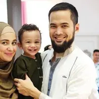 Shireen Sungkar bersama anak dan suaminya [foto: instagram/shireensungkar]