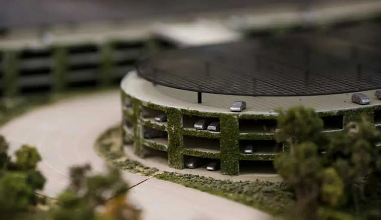 Apple menyediakan lahan parkir yang luas dan hampir tersedia di semua gedung. Sistem parkir bertingkat diterapkan untuk mengantisipasi karyawan atau tamu yang kesulitan mendapat parkir untuk mobil mereka. (credit foto : mercurynews.com)