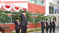 Duta Besar Indonesia untuk Korea Selatan Gandi Sulistiyanto memimpin upacara peringatan HUT ke-78 RI di KBRI Seoul, Kamis (17/8/2023). (Dok: KBRI Seoul/Kemlu)