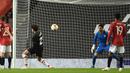 Bek Granada, Jesus Vallejo (kedua dari kiri) melakukan gol bunuh diri saat menghadapi Manchester United dalam laga leg kedua perempatfinal Liga Europa 2020/2021 di Old Trafford Stadium, Manchester, Kamis (15/4/2021). Granada kalah 0-2 dari Manchester United. (AFP/Oli Scarff)