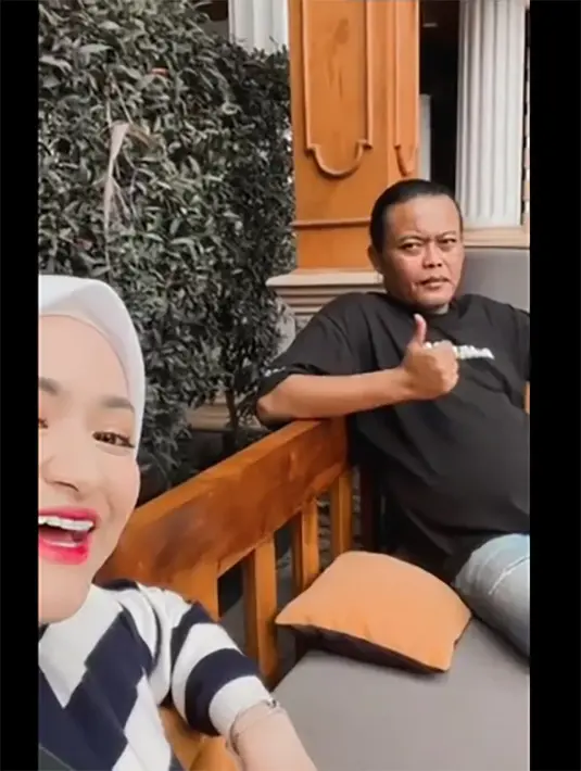 Momen Nathalie ke rumah mantan suaminya. Meski telah cerai, mantan suami istri itu tetap menjalin hubungan baik demi sang buah hati, Adzam. Nathalie memanggil mantan suaminya dengan sebutan Akang. Sule tampak mengacungkan jempolnya sembari tersenyum. [Youtube/SUNAH FAMILY OFFICIAL]