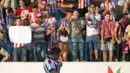 Mario Mandzukic menyapa suporter saat diperkenalkan dihadapan publik Atletico Madrid di Stadion Vicente Calderon, Madrid, (24/7/2014). (REUTERS/Juan Medina)