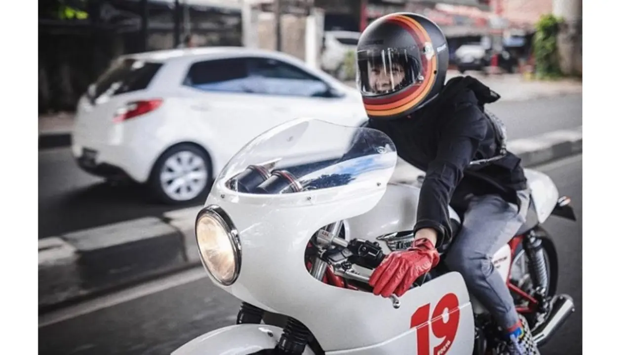 Dian Ayu Lestari dengan motor Triumph miliknya