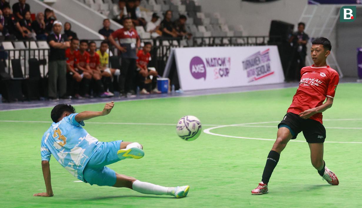 <p>Pemain SMA 8 Makassar (kanan) saat melawan SMAN 1 Masagik (kiri) pada laga semifinal AXIS Nation Cup 2023 di Istora Senayan, Jakarta, Minggu (15/10/2023). (Bola.com/M Iqbal Ichsan)</p>