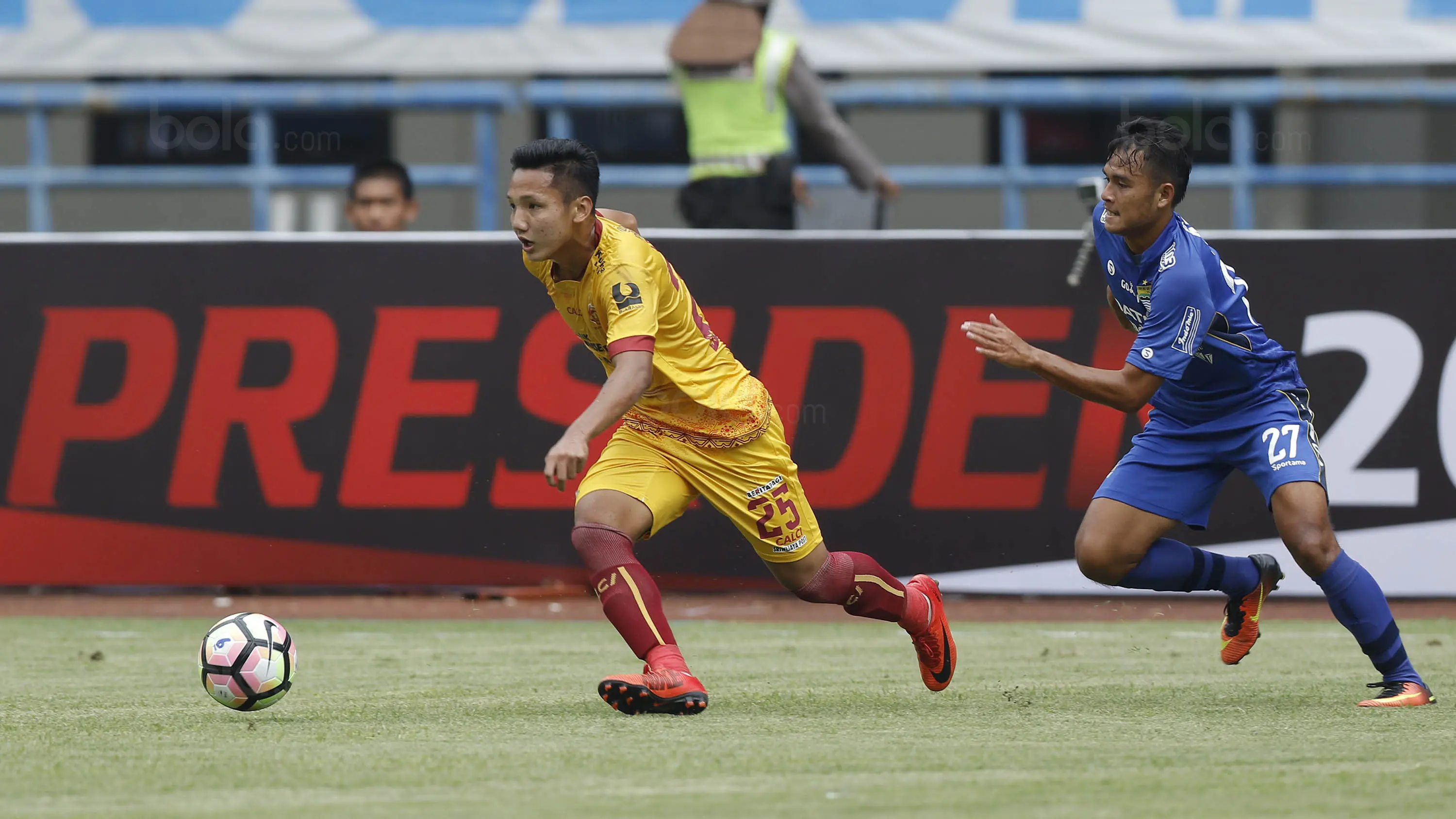 Gelandang Sriwijaya FC, Syahrian Abimanyu (Bola.com/M Iqbal Ichsan)