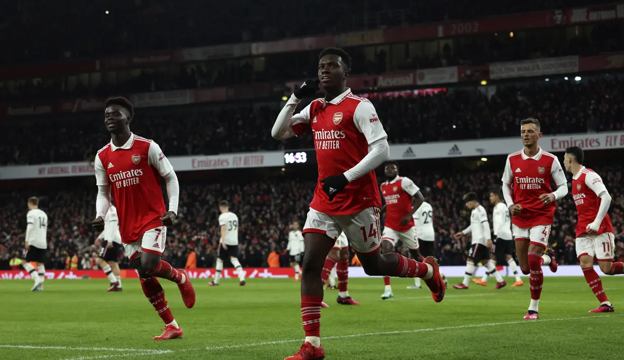 Striker Arsenal, Eddie Nketiah (tengah) berselebrasi setelah mencetak gol pembuka timnya ke gawang Manchester United pada pertandingan lanjutan Liga Inggris di stadion Emirates di London, Minggu (22/1/2023). Di pertandingan ini, Nketiah mencetak dua gol pada menit ke 24 dan 90. (AP Photo/Ian Walton)