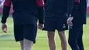 Manajer Liverpool Jurgen Klopp (tengah) tersenyum ketika mengikuti sesi latihan tim jelang menghadapi FC Porto pada leg pertama perempat final Liga Champions di Melwood, Liverpool, Inggris, Senin (8/4). The Reds bertekad membungkam Porto di Stadion Anfield. (Paul ELLIS/AFP)