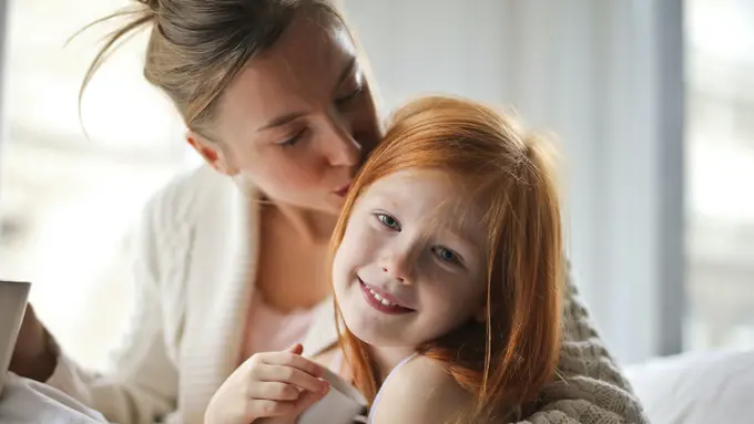 Ibu dan anak bahagia di tengah pandemi/Shutterstock