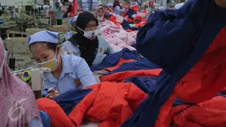 Pekerja garmen sedang menyelesaikan pekerjaannya,Tangerang, Banten, Selasa (13/10/2015). Industri tekstil di dalam negeri terus menggeliat. Hal ini ditandai aliran investasi yang mencapai Rp 4 triliun (Liputan6.com/Angga Yuniar)