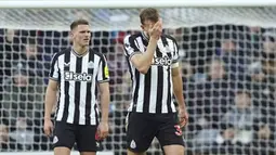 Pemain Newcastle United, Dan Burn, tampak kecewa setelah ditaklukkan Nottingham Forest dalam lanjutan Liga Inggris di St James Park, Selasa (26/12/2023). Hasil ini juga menambah deretan kekalahan The Magpies, bahkan dalam lima laga terakhir, empat laga diantaranya berakhir kekalahan. (AFP/Andu Buchanan)