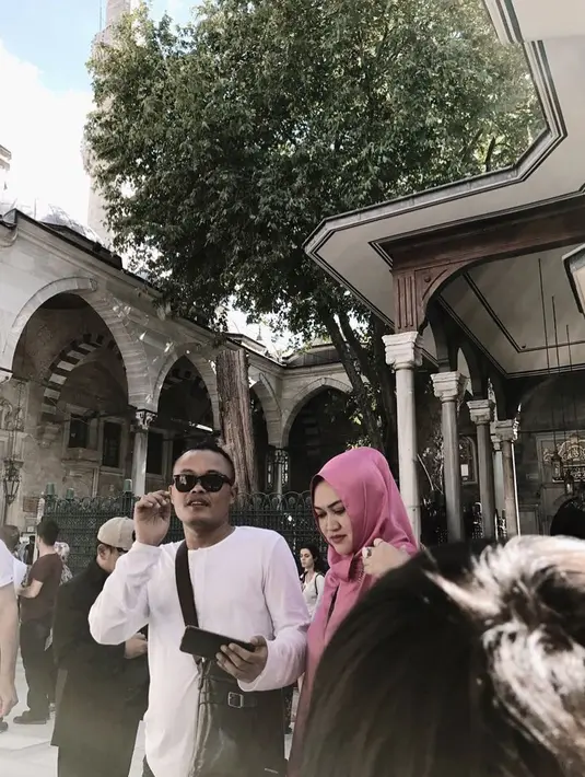 Lain Sule lain pula sang istri, Lina. Meski komedian itu berusaha mempertahankan rumah tangganya, namun Lina tetap teguh pada keinginannya untuk bercerai dengan Sule. (Instagram/ferdinan_sule)