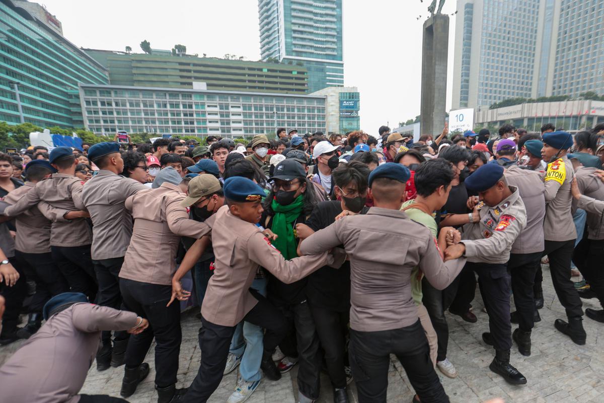 Air Mata Mahasiswi Warnai Aksi Unjuk Rasa di Bundaran HI