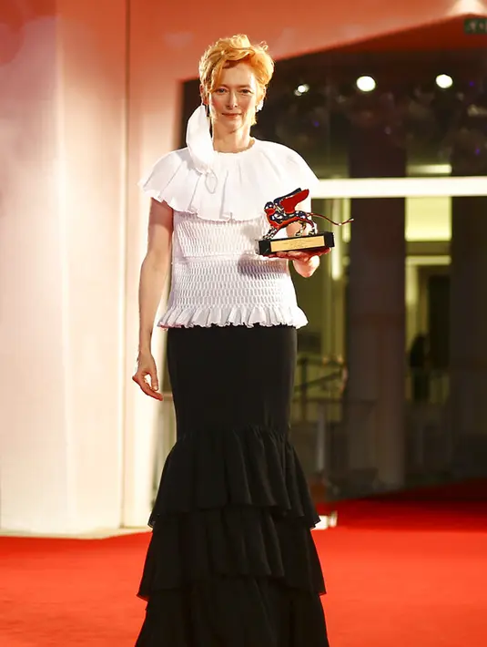 Aktris Tilda Swinton berpose dengan trofi Golden Lion for Lifetime Achievement pada upacara pembukaan Venice Film Festival ke-77 di Venesia, Italia, Rabu (2/9/2020). Venice Film Festival tahun ini akan berlangsung dari 2 September hingga 12 September. (Photo by Joel C Ryan/Invision/AP)