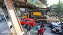 Sebuah truk  truk towing pengangkut alat berat (crane)  tersangkut dan merusak  jembatan penyeberangan orang (JPO) di Jalan Raya Kapten Tendean, Jakarta, Selasa (14/07/2026).