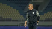 Pelatih Timnas Indonesia U-16, Nova Arianto, saat mendampingi anak asuhnya dalam pertandingan uji coba melawan SKO Ragunan di Stadion Manahan, Solo, Rabu (12/6/2024). (carpet-cleaning-kingston.co.uk/Radifa Arsa)