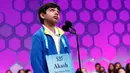 Akash Vukoti (9), peserta dari Texas berkompetisi pada babak kedua Scripps National Spelling Bee di Oxon Hill, Maryland, Selasa (28/5/2019). Kompetisi mengeja ini yang tertinggi di AS, dengan peserta yang juga berasal dari negara lain. (AP/Patrick Semansky)