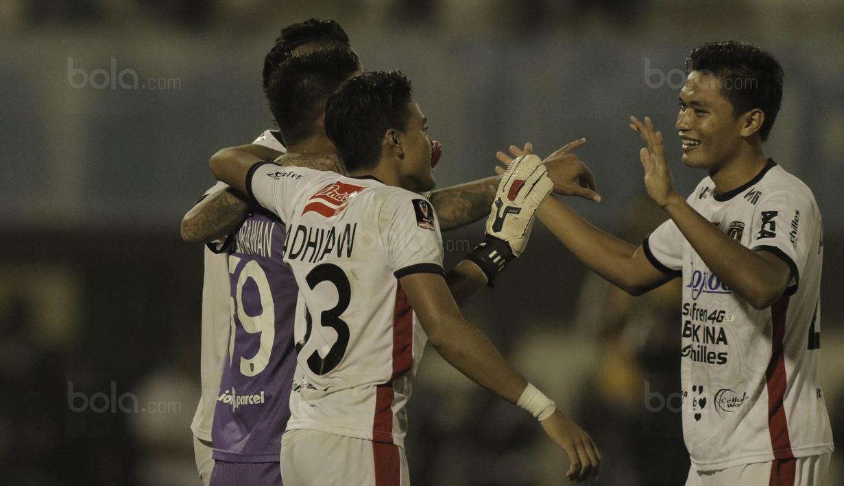 Kiper Bali United, Wawan Hendrawan, merarayakan kemenangan atas Madura United pada laga Piala Presiden di Stadion Manahan, Solo, Sabtu, (3/2/2018). Bali United menang adu penalti dengan skor 5-4. (Bola.com/M Iqbal Ichsan)