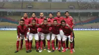 Pemain Timnas Indonesia U-23 saat melawan Suriah U-23 pada laga persahabatan di Stadion Wibawa Mukti, Bekasi, Rabu (16/11/2017). Indonesia kalah 2-3. (Bola.com/NIcklas Hanoatubun)