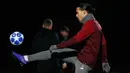 Bek Liverpool Virgil van Dijk mengontrol bola dalam sesi latihan jelang menghadapi Napoli pada matchday keenam Grup C Liga Champions di Melwood Training Ground, Liverpool, Inggris, Senin (10/12). (Martin Rickett/PA via AP)