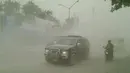 Perempatan Condongcatur Ring Road Utara Jogja tertutup abu, pandangan para pengendara jadi terbatas (@djaloes)