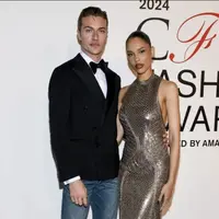 Sentuhan perhiasan menawan dari Tiffany & Co. berhasil tampilkan kemewahan gaya pada Lucky Blue Smith dan Nara Smith.