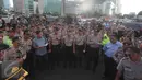 Polisi tengah melakukan apel pengamanan di Kawasan Bundaran HI, Jakarta, kamis (31/12). Polisi menerjukan 8.978 personil untuk menjaga malam pergantian tahun di Jakarta. (Liputan6.com/Angga Yuniar)