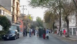 Gempa magnitudo 6,5 mengguncang bangunan-bangunan di wilayah selatan dan tengah Meksiko pada Jumat (2/1/2026), memaksa warga berkumpul di jalan-jalan. (Dok. AP)