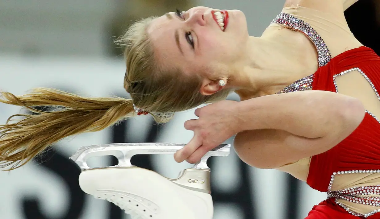 Nicole Rajicova atlet peseluncur es asal Slovakia saat beraksi selama mengikuti kompetisi  "America figure skating" di Milwaukee, Amerika Serikat, Jumat (23/10/2015). Ini merupakan perlombaan pertama dari enam seri yang diadakan. (REUTERS/Lucy Nicholson)