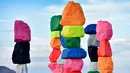 Pengunjung menikmati instalasi seni yang berjudul ' Seven Magic Mountains' di dekat Jean , Nevada, 14 Mei 2016. Proses pembuatan tujuh menara mirip mainan anak ini selam lima tahun. (David Becker / AFP)
